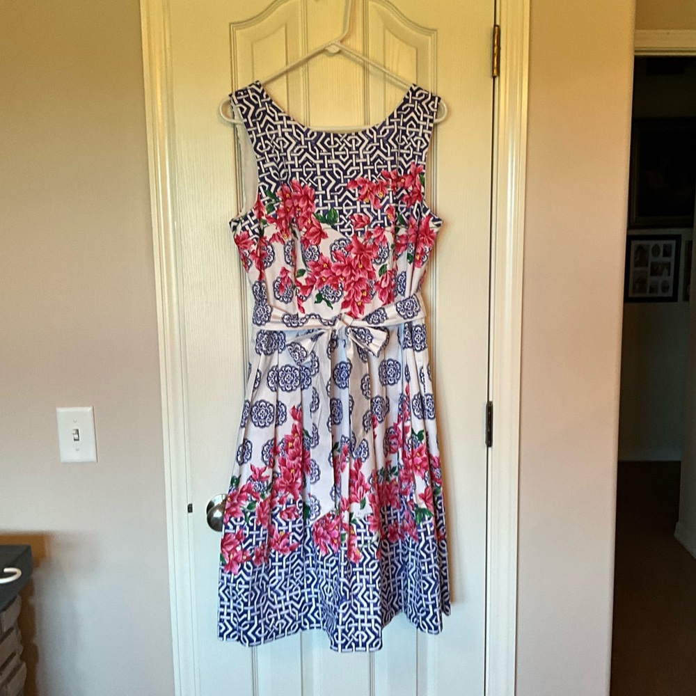 Lovely and light summer Talbots floral dress in size 12. Fully lined.